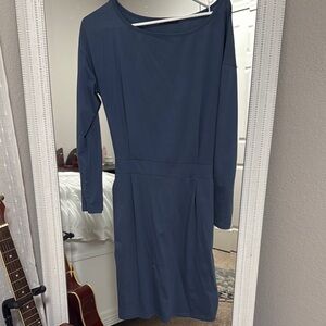 Elegant Blue Long-Sleeve Dress